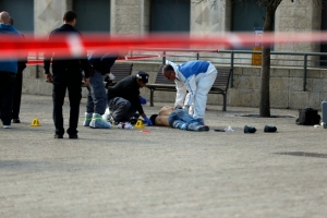 Policiais ao redor de corpo de palestino morto ap&oacute;s ataque em Jerusal&eacute;m, em 26 de dezembro de 2015