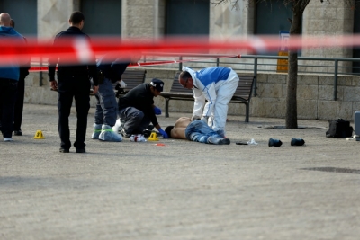 Policiais ao redor de corpo de palestino morto ap&oacute;s ataque em Jerusal&eacute;m, em 26 de dezembro de 2015