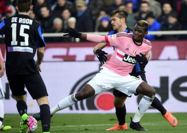 Paul Pogba (de rosa) briga com a bola contra o Atalanta, em 6 de mar&ccedil;o, em B&eacute;rgamo
