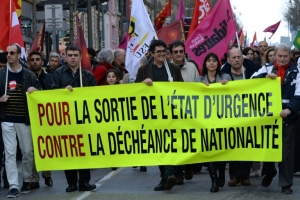 Manifestantes exibem cartazes contra a manuten&ccedil;&atilde;o do estado de emerg&ecirc;ncia na Fran&ccedil;a.