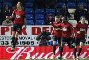Jogadores do West Bromwich Albion comemoram gol durante partida contra o Peterborough United, em Peterborough, no dia 10 de fevereiro de 2016