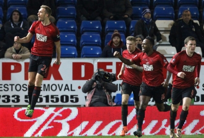 Jogadores do West Bromwich Albion comemoram gol durante partida contra o Peterborough United, em Peterborough, no dia 10 de fevereiro de 2016