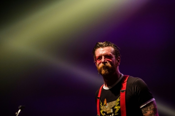 (Arquivo) O cantor do Eagles of Death Metal, Jesse Hughes, durante uma performance, em Bruxelas, no dia 25 de fevereiro de 2016