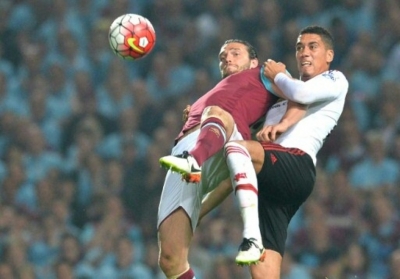 O defesa do Manchester United Chris Smalling (dir.) e Andy Carroll, do West Ham United, em jogo no Boleyn Ground, em Upton Park, em 10 de maio de 2016