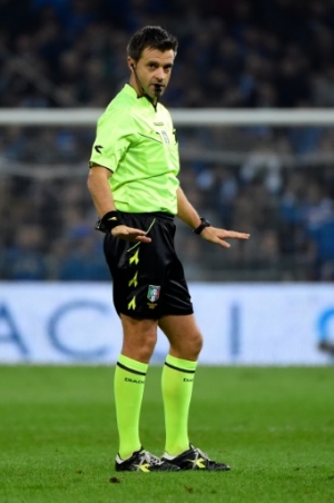 Referee Nicola Rizzoli gestures during the Italian Serie A football match Sampdoria vs AS Roma on October 25, 2014 at the Luigi Ferraris stadium in Genoa. AFP PHOTO / OLIVIER MORIN