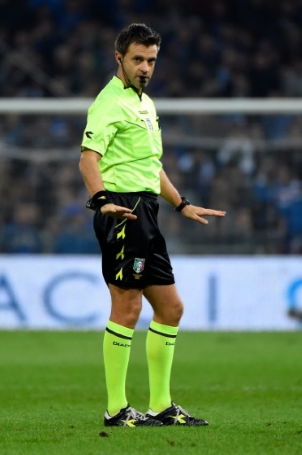 Referee Nicola Rizzoli gestures during the Italian Serie A football match Sampdoria vs AS Roma on October 25, 2014 at the Luigi Ferraris stadium in Genoa. AFP PHOTO / OLIVIER MORIN