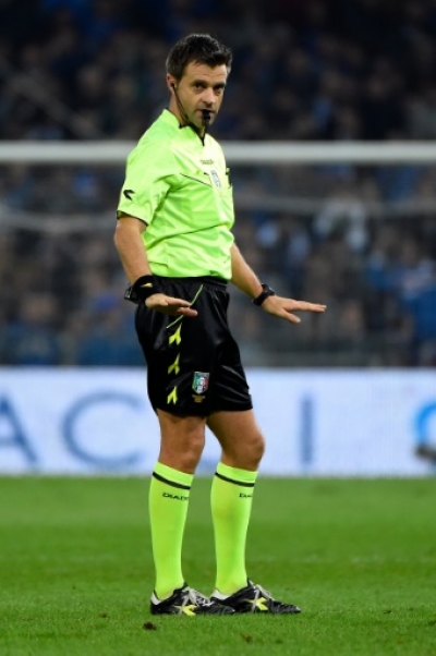 Referee Nicola Rizzoli gestures during the Italian Serie A football match Sampdoria vs AS Roma on October 25, 2014 at the Luigi Ferraris stadium in Genoa. AFP PHOTO / OLIVIER MORIN