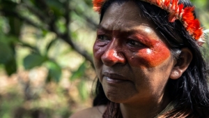 Uma mulher ind&iacute;gena waorani &eacute; vista perto de &aacute;rvore de cacau, em Gareno, Equador, no dia 7 de dezembro de 2015