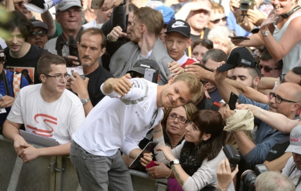 Nico Rosberg, da Mercedes, posa para foto com f&atilde;s, em Montmel&oacute;, nos arredores de Barcelona, no dia 12 de maio de 2016