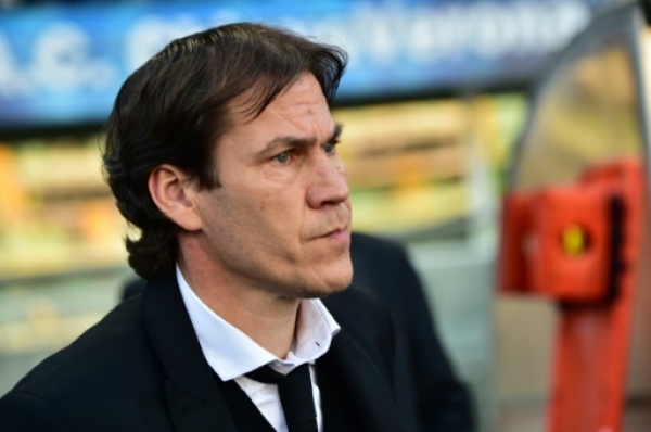 Roma's coach from France Rudi Garcia looks on before the Italian Serie A football match between Chievo Verona and AS Roma at Bentegodi Stadium in Verona on January 6, 2016. AFP PHOTO / GIUSEPPE CACACE