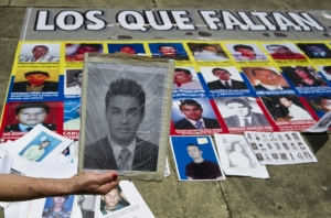 Fotos de pessoas desaparecidas durante o conflito colombiano, em Cali, no dia 4 de agosto de 2014