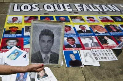 Fotos de pessoas desaparecidas durante o conflito colombiano, em Cali, no dia 4 de agosto de 2014