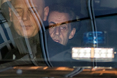 Sarkozy chega ao centro financeiro de Paris