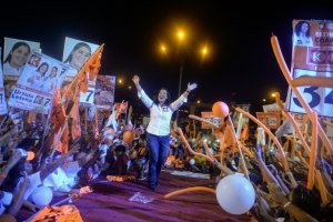 Keiko Fujimori, filha do ex-presidente Alberto Fujimori (1990-2000), sa&uacute;da simpatizantes em ato de campanha em Lima