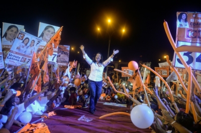 Keiko Fujimori, filha do ex-presidente Alberto Fujimori (1990-2000), sa&uacute;da simpatizantes em ato de campanha em Lima