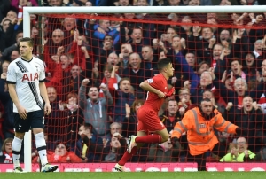 Philippe Coutinho (C) comemora o gol que marcou contra o Tottenham, em 2 de abril, em Liverpool