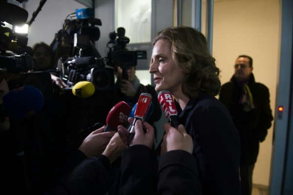 Nathalie conversa com jornalistas na sa&iacute;da do comit&ecirc; pol&iacute;tico do partido, em Paris