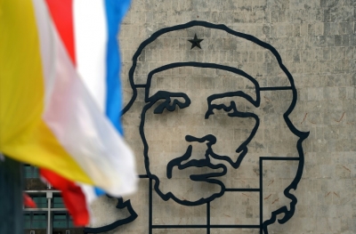 (Arquivo) Uma bandeira do vaticano &eacute; erguida pr&oacute;xima ao retrato de Che Guevara em Havana, Cuba, no dia 18 de setembro de 2015