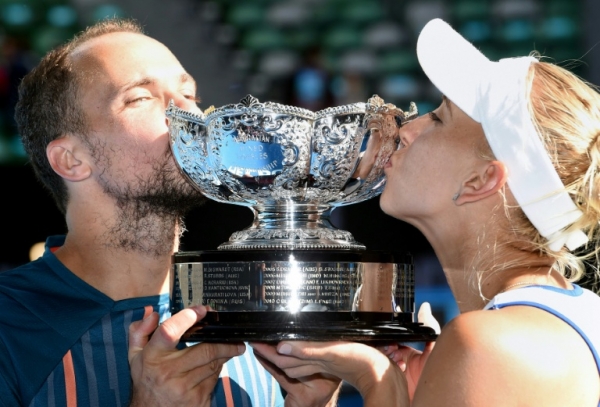 Bruno Soares beija o trof&eacute;u ao lado da parceira Elena Vesnina, em 31 de janeiro, em Melbourne