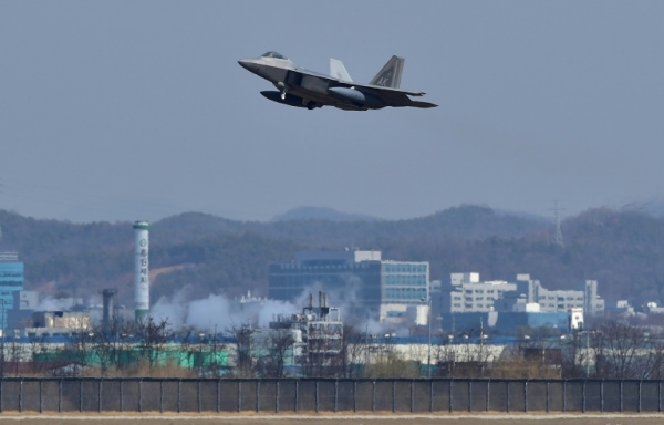 Ca&ccedil;a americano se prepara para pousar na base de Pyeongtaek, Coreia do Sul