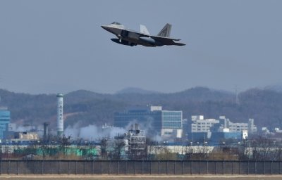 Ca&ccedil;a americano se prepara para pousar na base de Pyeongtaek, Coreia do Sul