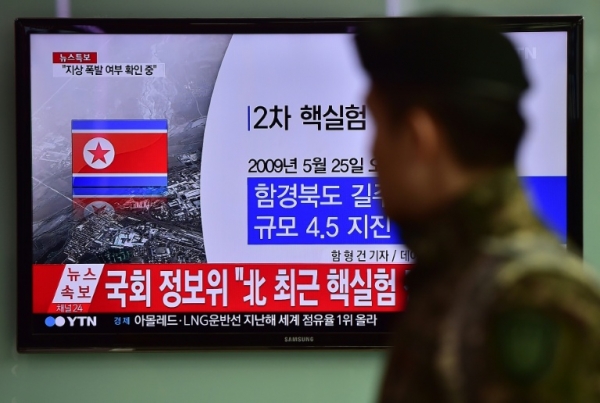 Soldado sul-coreano assiste na TV a not&iacute;cia sobre o teste nuclear norte-coreano em 6 de janeiro