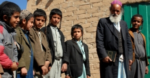 (2008) Meninos judeus iemenitas com seu professor, em Raydah