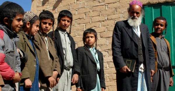 (2008) Meninos judeus iemenitas com seu professor, em Raydah