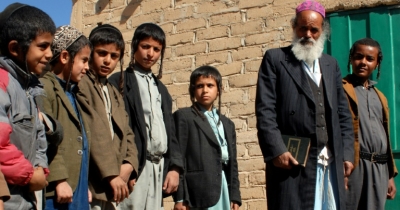 (2008) Meninos judeus iemenitas com seu professor, em Raydah