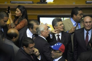 O presidente do Parlamento da Venezuela, deputado Henry Ramos Allup (centro, de &oacute;culos), conversa com o ex-presidente da Col&ocirc;mbia Andr&eacute;s Pastrana (&agrave; esq. de Allup), no Legislativo em Caracas, 5 de janeiro de 2016