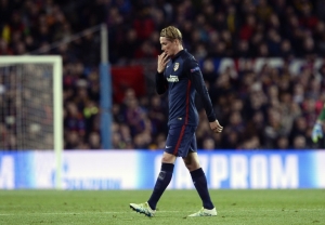 Fernando Torres, do Atl&eacute;tico de Madri, deixa o campo durante partida contra o Barcelona, em Barcelona, no dia 5 de abril de 2016