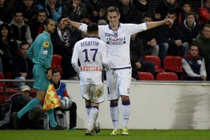 Jogadores do Toulouse comemoram gol durante partida contra o Rennes, em Rennes, no dia 15 de dezembro de 2015