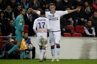 Jogadores do Toulouse comemoram gol durante partida contra o Rennes, em Rennes, no dia 15 de dezembro de 2015