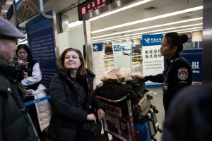 A correspondente na China do jornal franc&ecirc;s L'Obs, Ursula Gauthier, expulsa do pa&iacute;s ap&oacute;s a publica&ccedil;&atilde;o de um artigo que desagradou as autoridades chinesas, chegou a Paris nesta sexta-feira de manh&atilde;.