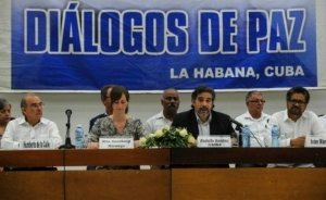O mediador cubano do processo de paz na Col&ocirc;mbia, Rodolfo Ben&iacute;tez (centro), em entrevista coletiva no Pal&aacute;cio das Conven&ccedil;&otilde;es, em Havana, em 12 de maio 2016