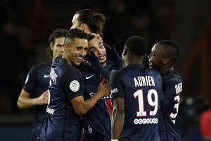 Jogadores do Paris Saint-Germain comemoram gol durante partida contra o Lorient, em Paris, no dia 3 de fevereiro de 2016