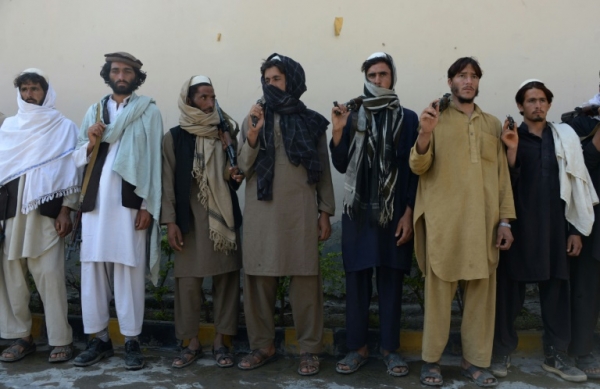 (Arquivo) Ex-militantes do Talib&atilde; entregam armas ap&oacute;s acordo com o governo do Afeganist&atilde;o, em Jalalabad, dia 27 de mar&ccedil;o de 2016