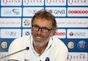 O t&eacute;cnico do Paris Saint-Germain, Laurent Blanc, participa de coletiva de imprensa, em Doha, no dia 29 de dezembro de 2015