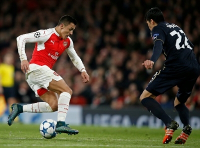 Arsenal's Chilean striker Alexis Sanchez (L) on his way to scoring his team's second goal during their UEFA Champions League Group F football match between Arsenal and GNK Dinamo Zagreb at The Emirates Stadium in London on November 24, 2015. AFP PHOTO / ADRIAN DENNIS