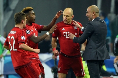 O t&eacute;cnico do Bayern de Munique, Arjen Robben, comemora gol com jogadores durante partida contra a Juventus, em Turim, no dia 23 de fevereiro de 2016
