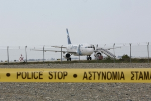 For&ccedil;as de seguran&ccedil;a do Chipre isolam a &aacute;rea de pouso do avi&atilde;o da EgyptAir em 29 de mar&ccedil;o de 2016