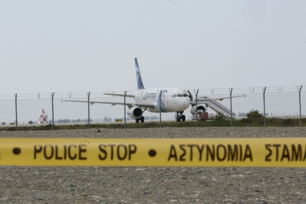 For&ccedil;as de seguran&ccedil;a do Chipre isolam a &aacute;rea de pouso do avi&atilde;o da EgyptAir em 29 de mar&ccedil;o de 2016
