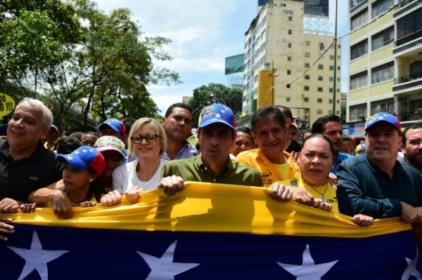 O governador do estado de Miranda, Henrique Capriles, lidera a marcha opositora diante do CNE