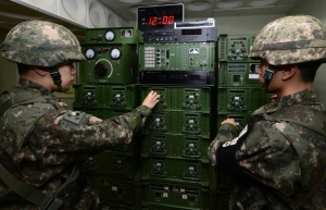 Soldados sul-coreanos preparam emiss&atilde;o de propaganda em 8 de janeiro de 2016