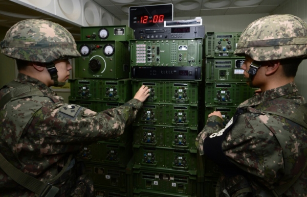 Soldados sul-coreanos preparam emiss&atilde;o de propaganda em 8 de janeiro de 2016