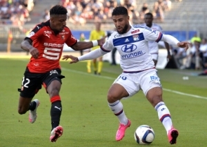 Lyon's French midfielder Nabil Fekir (R) vies with Rennes' French defender Steven Moreira (L) during the French L1 football match between Lyon and Rennes on August 22, 2015, at the Gerland stadium in Lyon, eastern France. AFP PHOTO / JEAN-PHILIPPE KSIAZEK