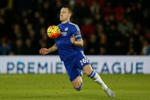 John Terry, do Chelsea, domina a bola durante partida contra o Watford, em Watford, no dia 3 de fevereiro de 2016