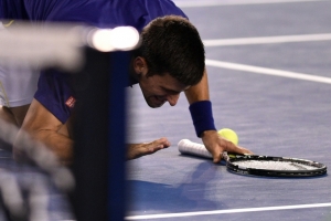 Djokovic beija a quadra depois de conquistar o Aberto da Austr&aacute;lia pela sexta vez, em 31 de janeiro, em Melbourne