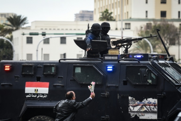 (Arquivo) Policiais eg&iacute;pcios s&atilde;o vistos no Cairo, no dia 25 de janeiro de 2016