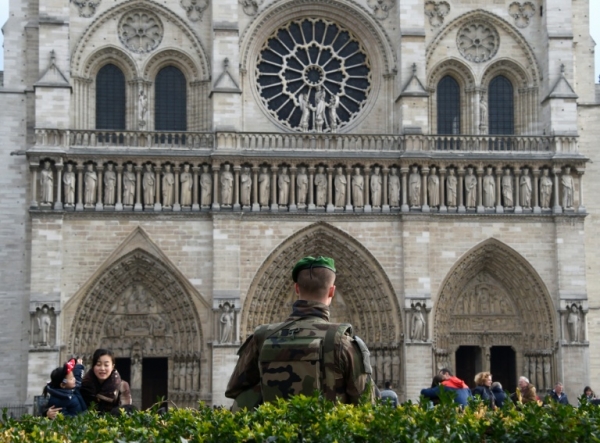 Soldado franc&ecirc;s diante da catedral de Notre-Dame em Paris, onde as medidas de seguran&ccedil;a foram refor&ccedil;adas desde os atentados de 13 de novembro.